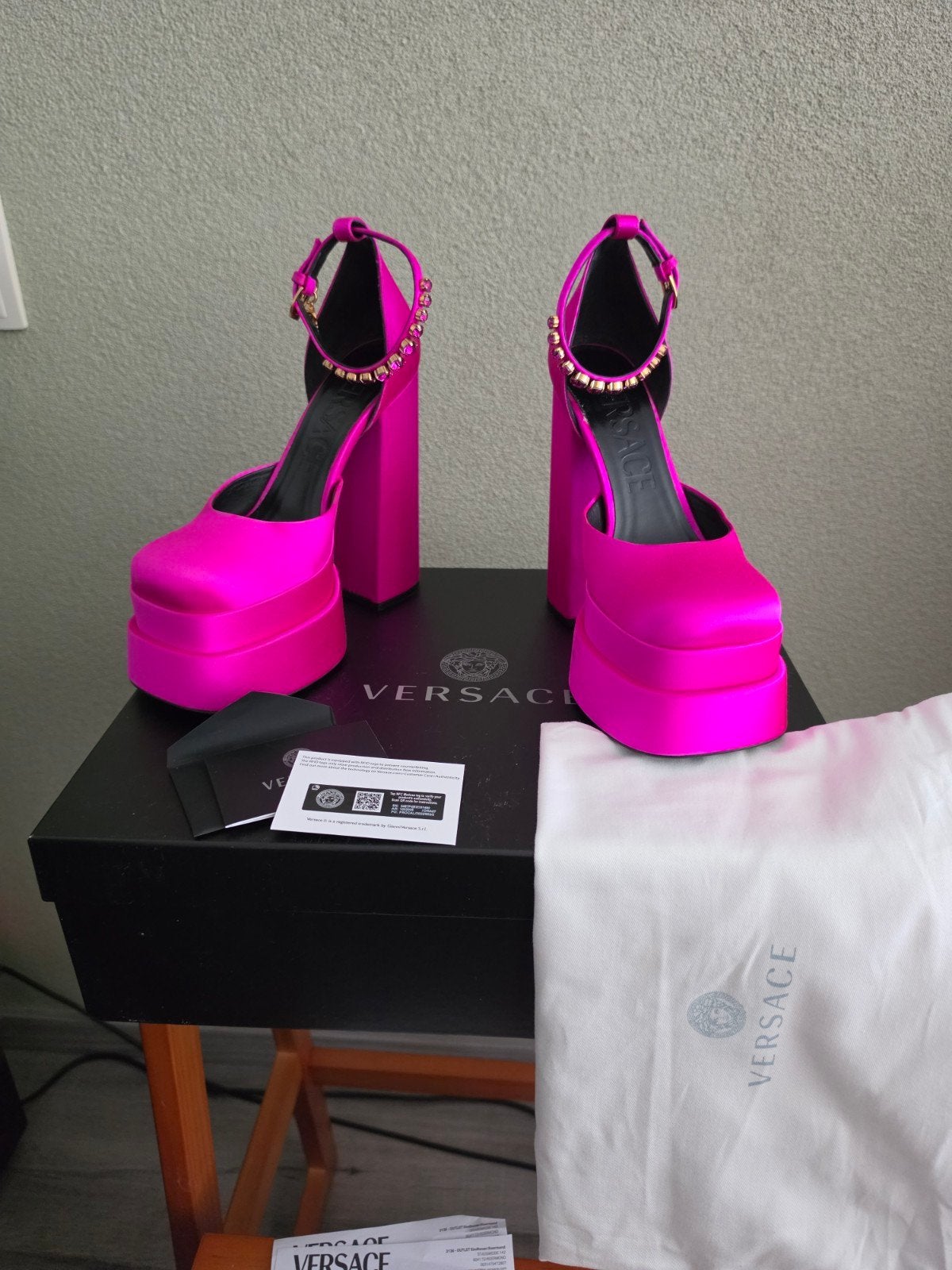 Versace Aevitas Hot Pink Plateau Pumps Maat 38, Ophalen of Verzenden, Zo goed als nieuw, Versace, Schoenen met hoge hakken