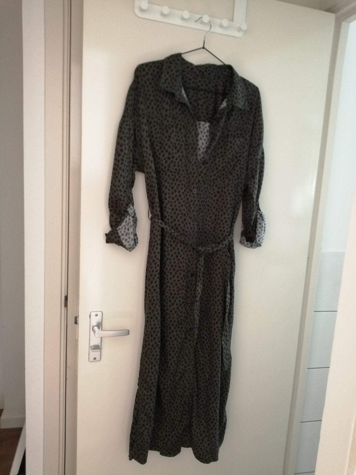 Overhemd jurk panterprint groen zwart Medium, Kleding | Dames, Jurken, Maat 38/40 (M), Zwart, Ophalen of Verzenden, Zo goed als nieuw