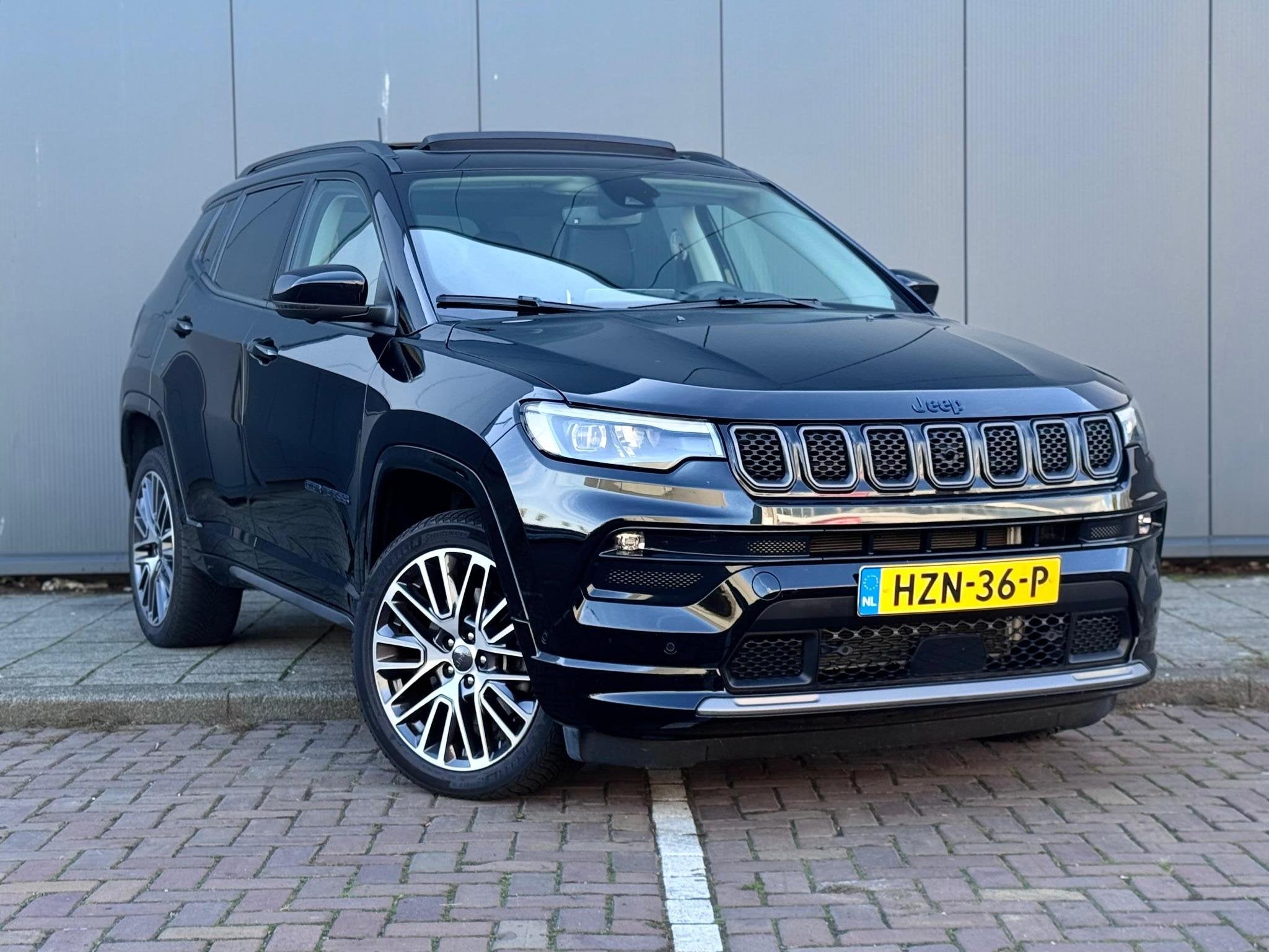 Jeep Compass 4xe 240 Plug-in Hybrid Electric Summit | Apple-, Auto's, Automaat, 4 cilinders, Verwarmde buitenspiegels, Zwart