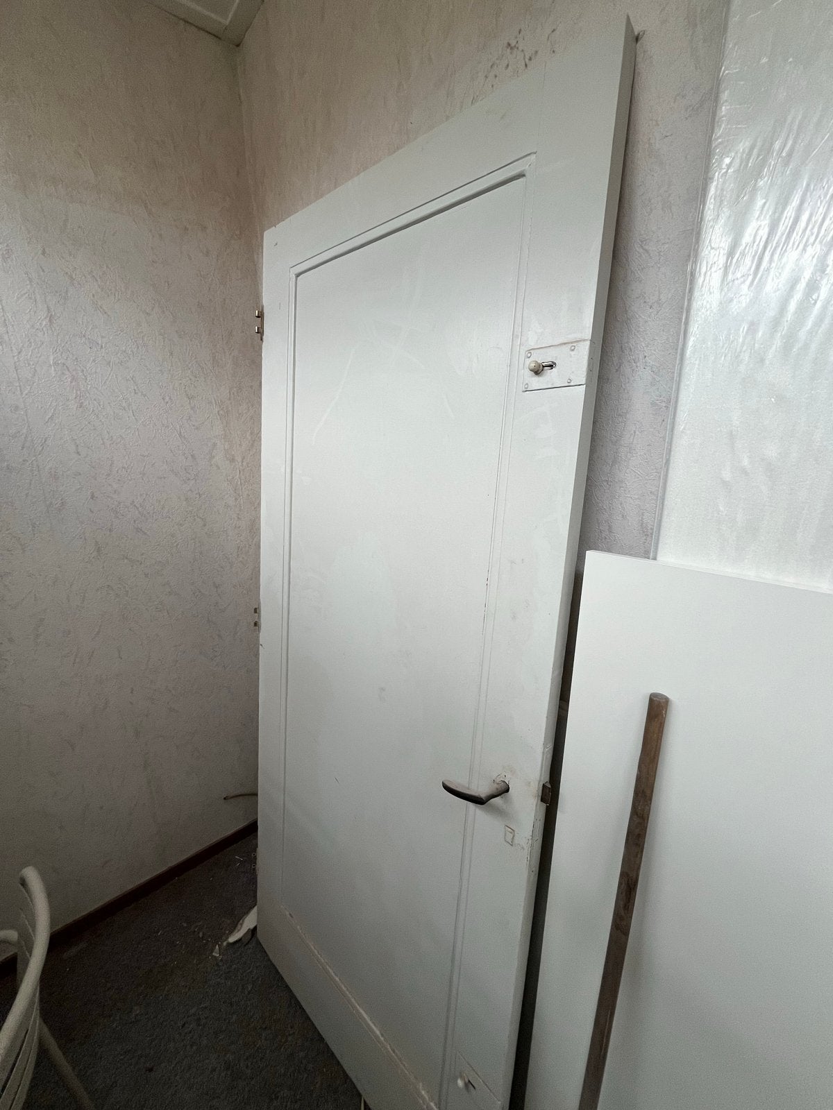Oude buitendeur, wit, inclusief klink en scharnieren, Doe-het-zelf en Verbouw, Deuren en Horren, Ophalen, Gebruikt, 80 tot 100 cm