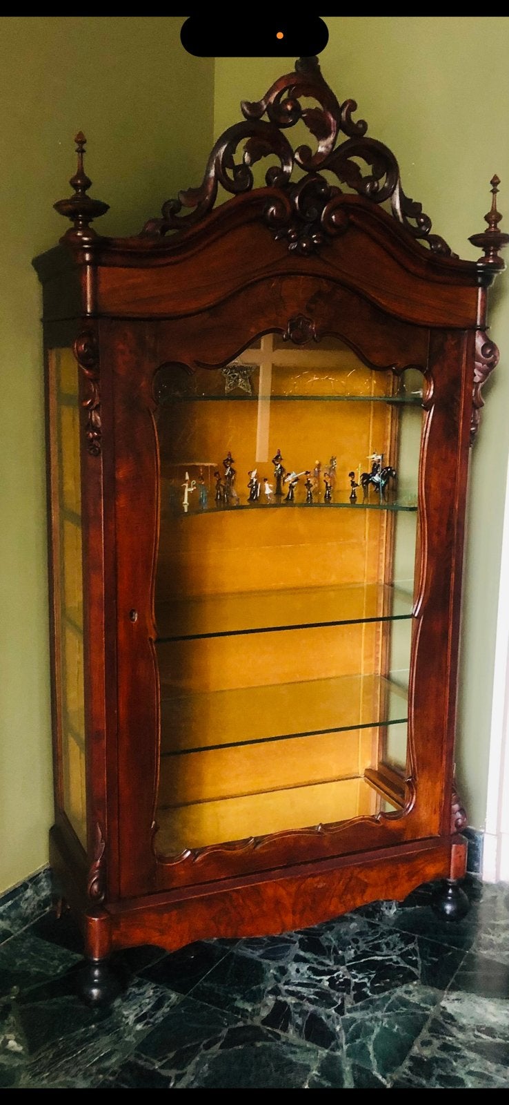 Antieke vitrinekast met glas en houtsnijwerk, Gebruikt, 150 tot 200 cm, 25 tot 50 cm, Overige houtsoorten
