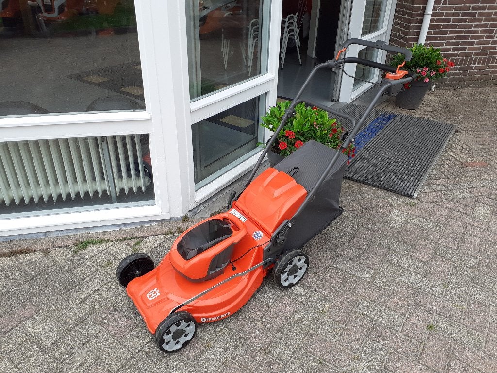 Husqvarna LC 142iS Accu grasmaaier met Accu & Lader, Demo!, Tuin en Terras, Grasmaaiers, Ophalen, Zo goed als nieuw, Accu-grasmaaier