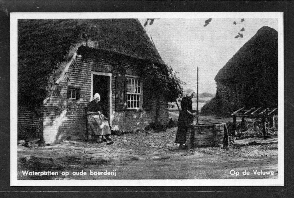 Op de Veluwe. Water putten op oude Boerderij., Ophalen of Verzenden, 1920 tot 1940, Ongelopen, Klederdracht