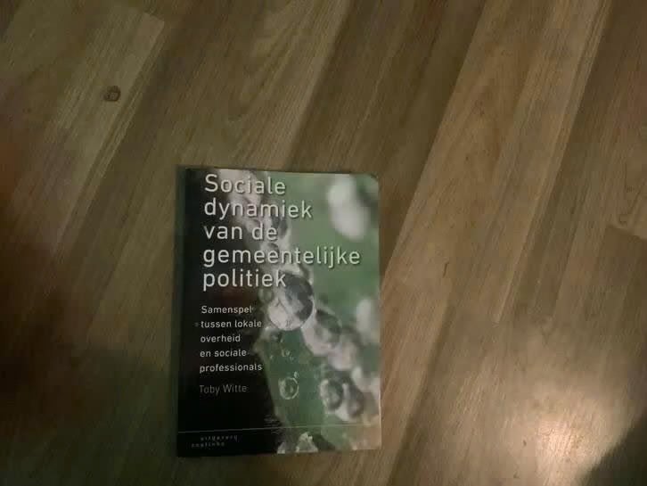 Sociale dynamiek van de gemeentelijke politiek, Boeken, Gelezen, Ophalen of Verzenden, Politiek en Staatkunde, Nederland