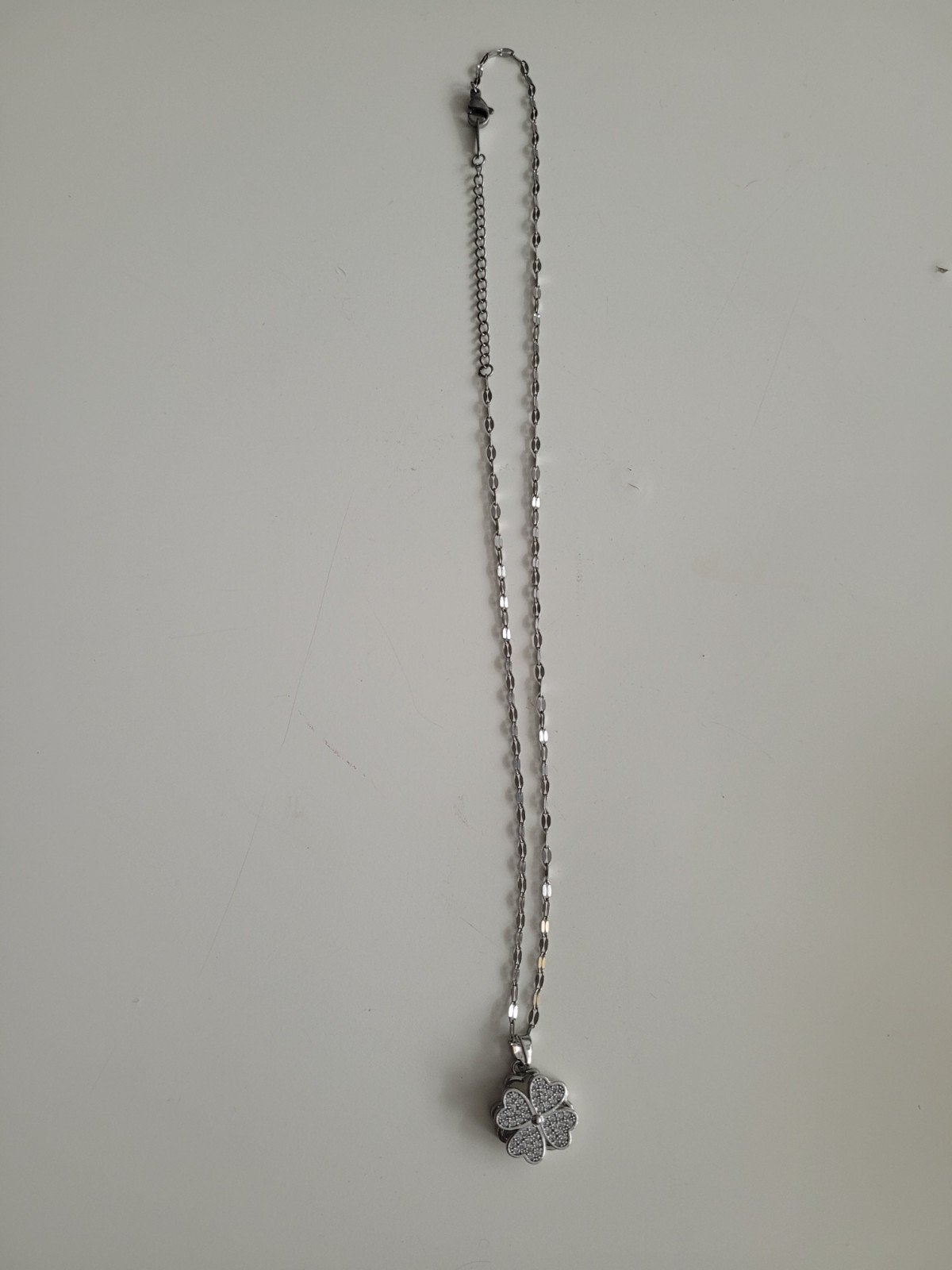 Zilverkleurige ketting met klavertje 4, Ophalen of Verzenden, Nieuw, Zilver, Overige materialen