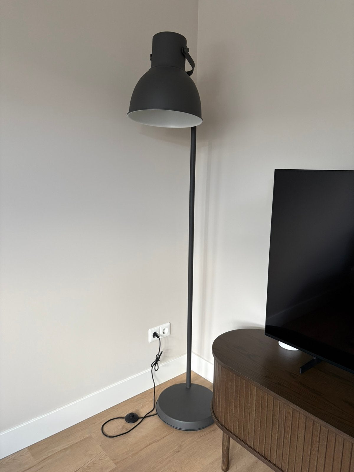 Nette grijze vloerlamp met verstelbare kap, Ophalen, Zo goed als nieuw, 150 tot 200 cm