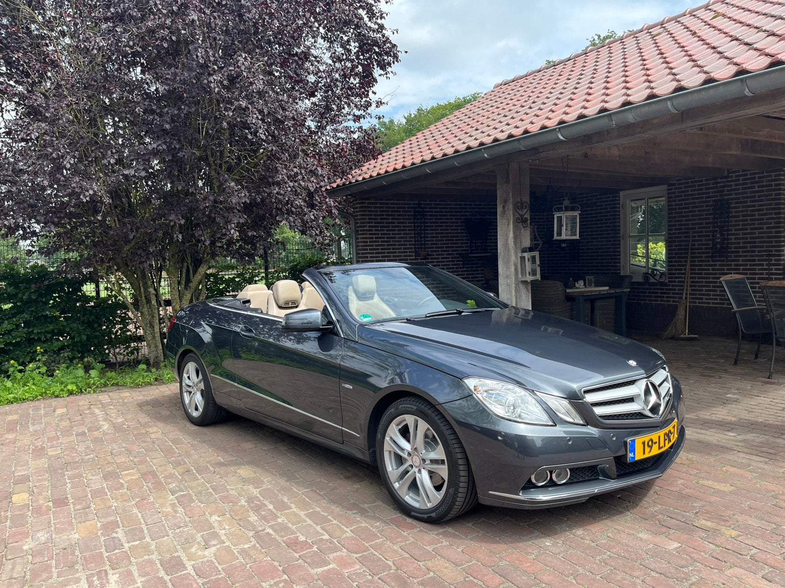 Mercedes-Benz E-Klasse 1.8 E200 CGI Cabriolet AUT 2010 Grijs, Auto's, Mercedes-Benz, Achterwielaandrijving, 1800 kg, Beige, 4 cilinders