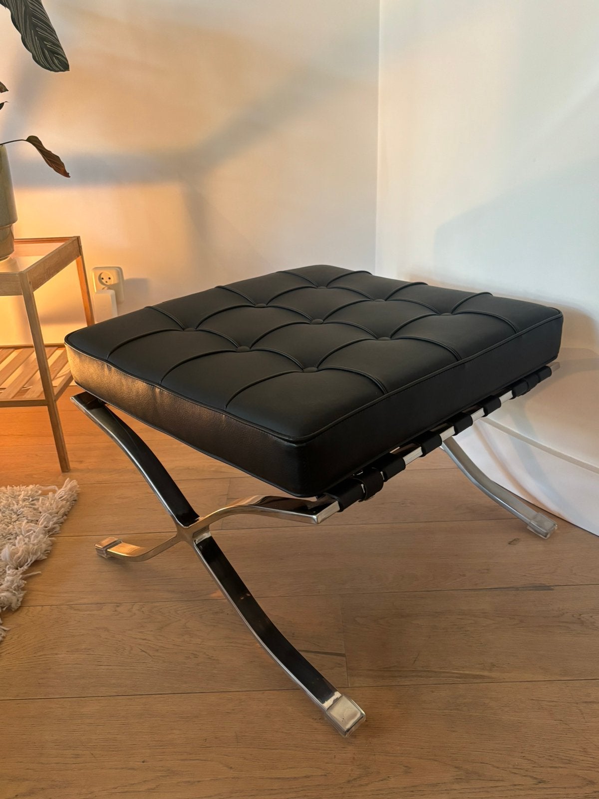 Hocker/ottoman/voetenbank zwart leer (‘Barcelona chair’), Ophalen, 50 tot 75 cm, Leer, Zo goed als nieuw