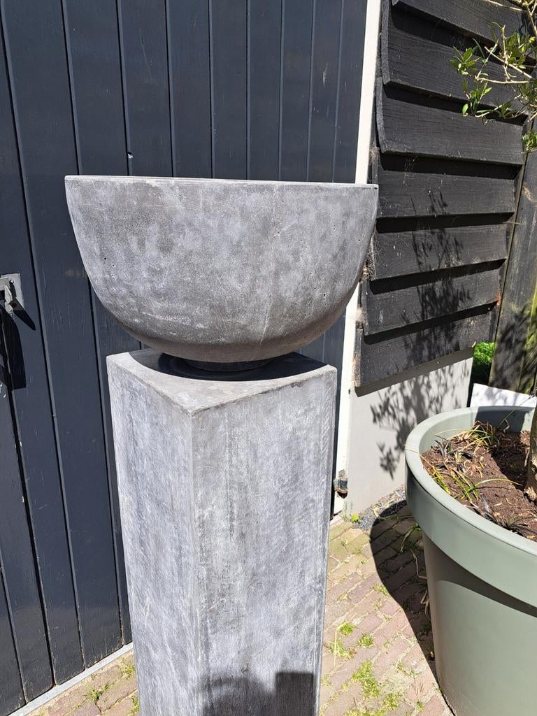 Pot met zuil/ pilaar, Tuin en Terras, Overige materialen, Gebruikt, Rond, Ophalen of Verzenden