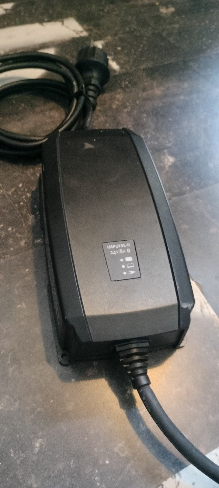 Victron Energy IMPULSE-II 24/8 Smart Lader, Gebruikt