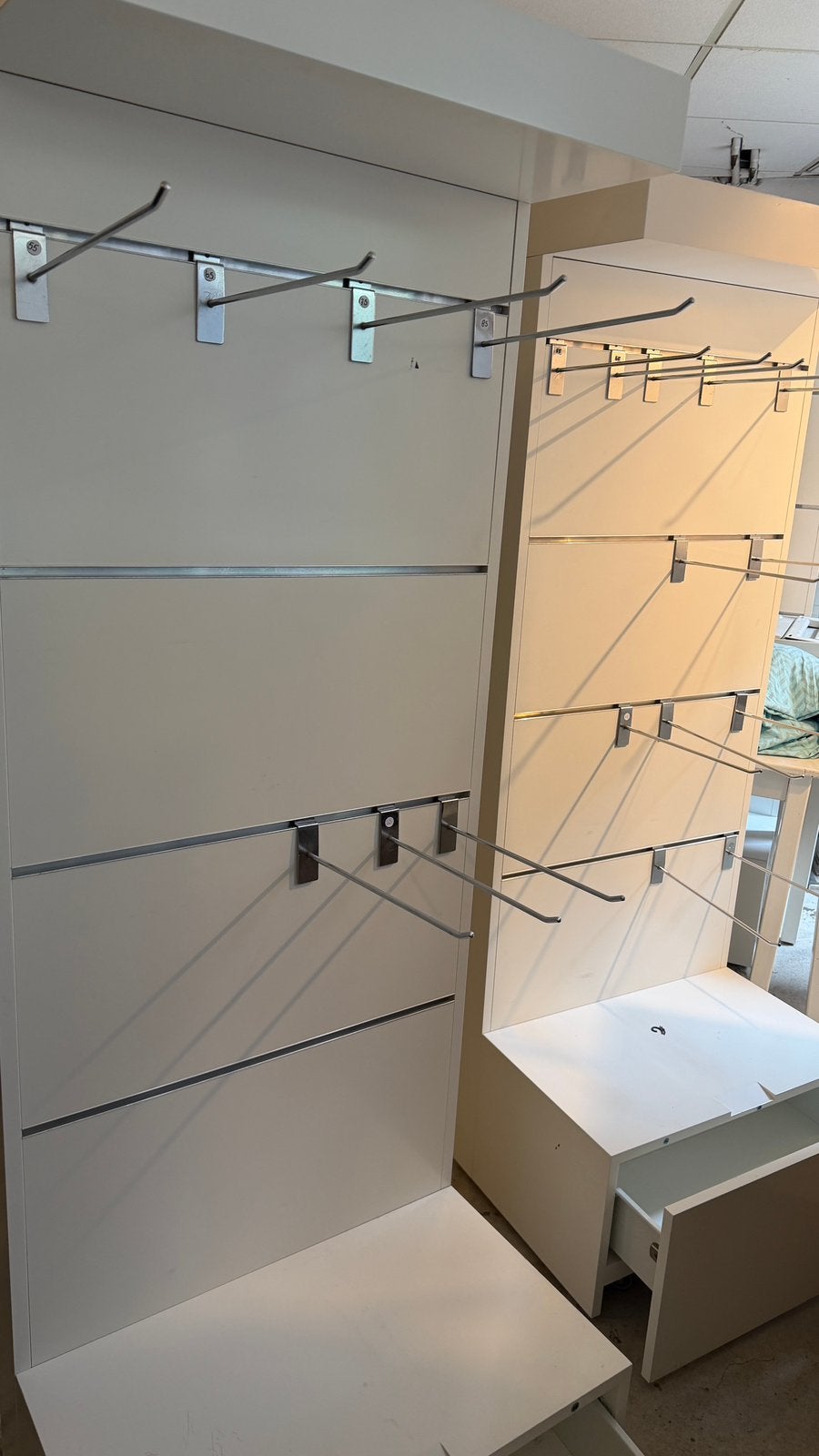 2 Slatwall kasten display winkel, Ophalen, Zo goed als nieuw
