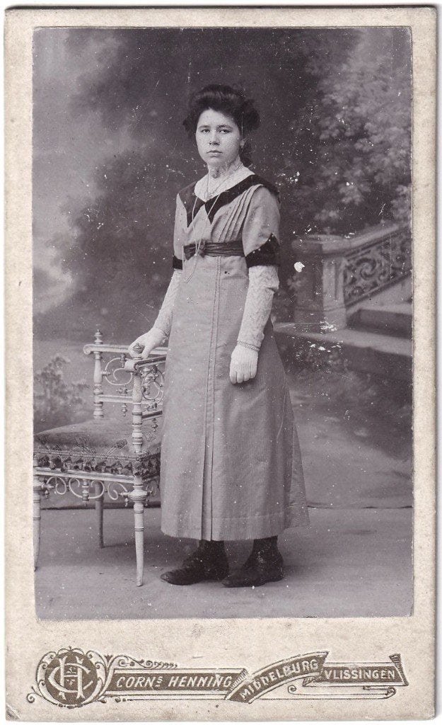 CDV - Vrouw Jurk Stoel - Foto Henning Middelburg, Gebruikt, Foto, Ophalen of Verzenden, Voor 1940