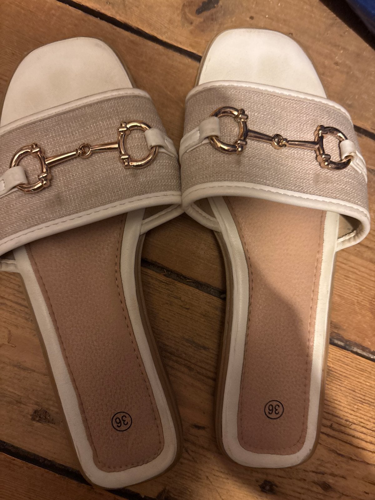 Witte slippers met goudkleurige gesp - Maat 36, Ophalen of Verzenden, Gedragen, Wit, Slippers