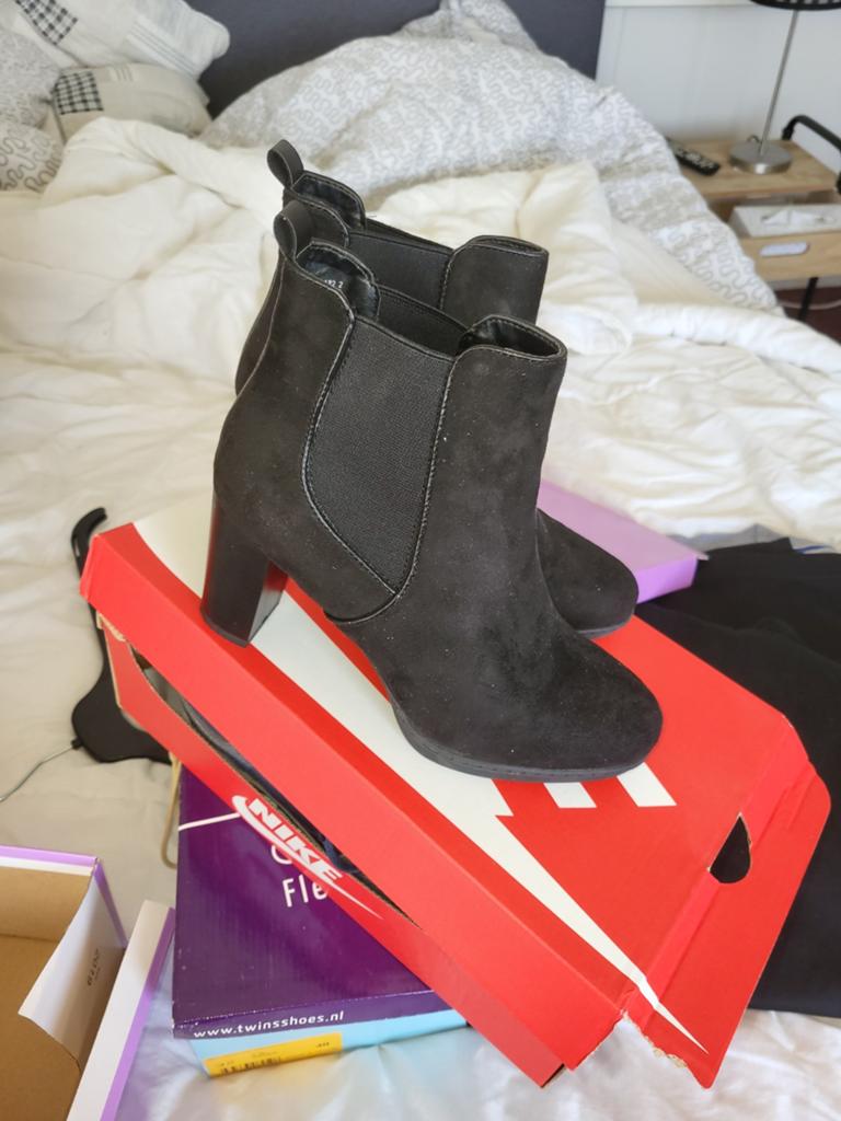 Zwarte enkellaarsjes met hak - Maat 39, Kleding | Dames, Schoenen, Zwart, Lage of Enkellaarzen, Ophalen of Verzenden, Zo goed als nieuw