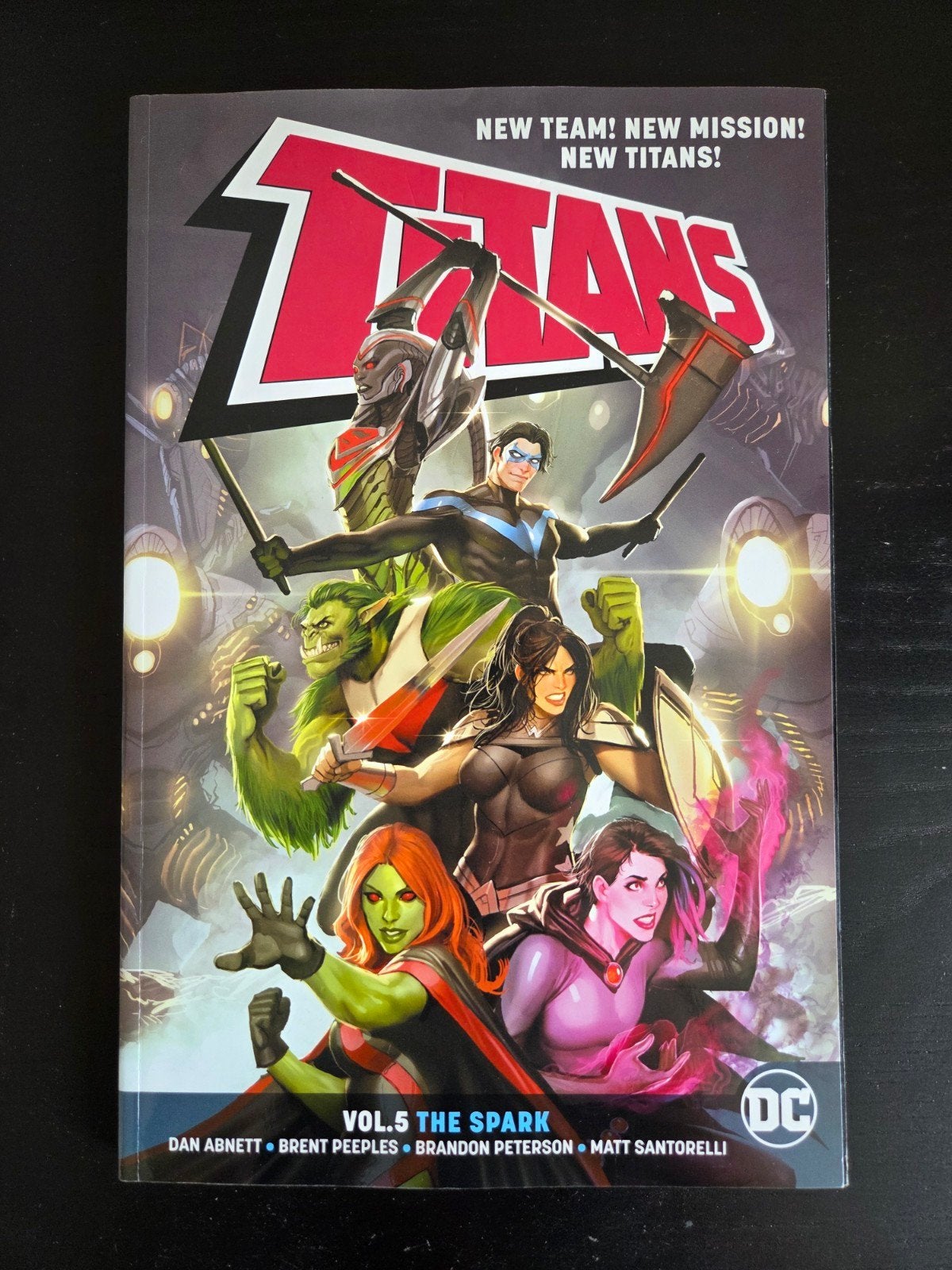 DC Titans Vol. 5: The Spark, Ophalen of Verzenden, Zo goed als nieuw, Dan Abnett, Brent Peeples, Brandon Peterson, Matt Santorelli