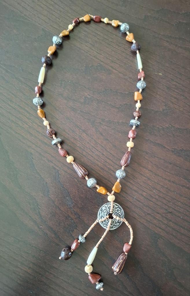 Ketting met kralen en decoratieve hanger, Gebruikt, Bruin, Ophalen of Verzenden, Overige materialen