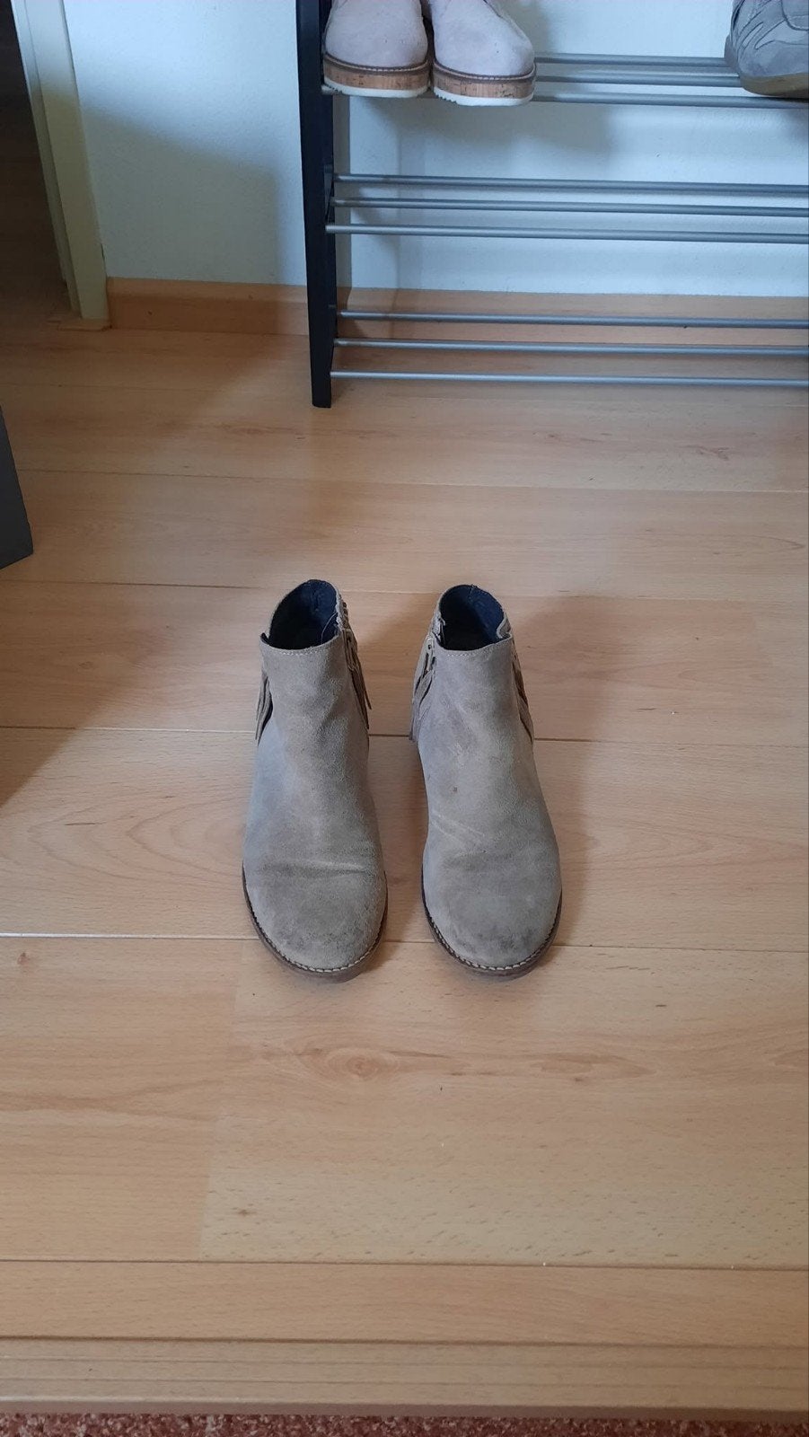 Enkellaars suède met franjes op de hak maat 39, Beige, Lage of Enkellaarzen, Ophalen of Verzenden, Zo goed als nieuw