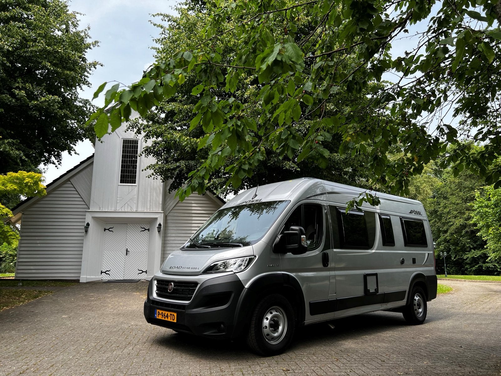 Pössl Roadstar 600 L - Compacte Buscamper met Lengtebedden, Caravans en Kamperen, Campers, Buscamper of Camperbus, Ringverwarming