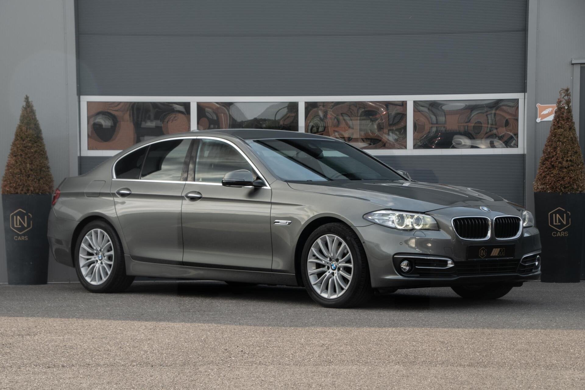 BMW 5-serie 520i High Executive | HUD | Memory | Camera, Auto's, BMW, Automaat, Achterwielaandrijving, Gebruikt, 4 cilinders