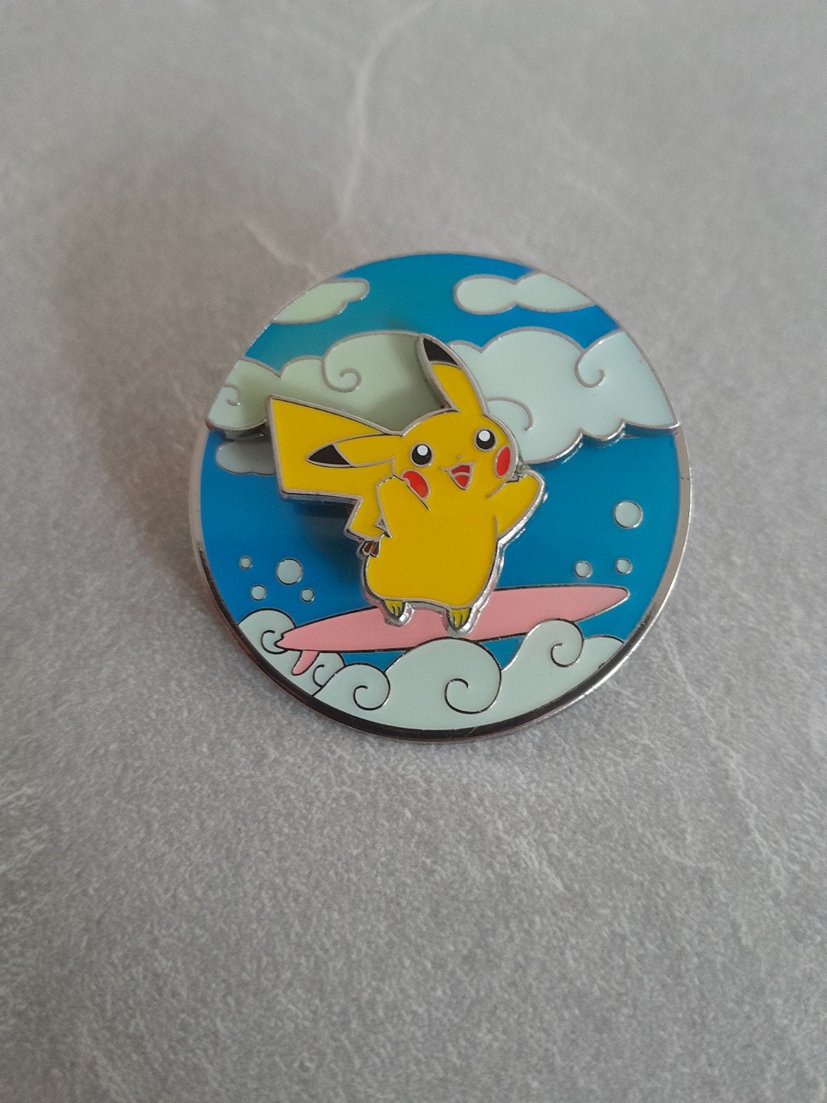 Pokemon Pikachu Pin - Vliegend en Surfen, Verzamelen, Ophalen of Verzenden, Zo goed als nieuw, Figuurtje, Speldje of Pin