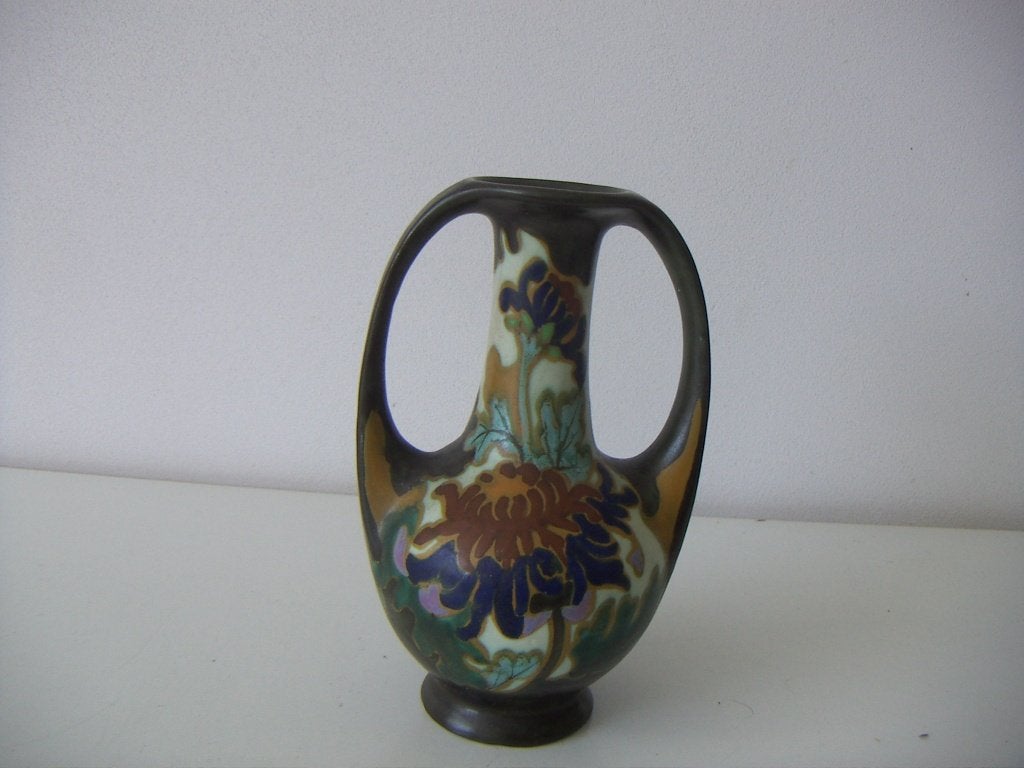 Amphora Oegstgeest plateel keramiek vaas jr.ca1920. Chrisant, Handgemaakt, Meerkleurig, Ophalen of Verzenden, Zo goed als nieuw
