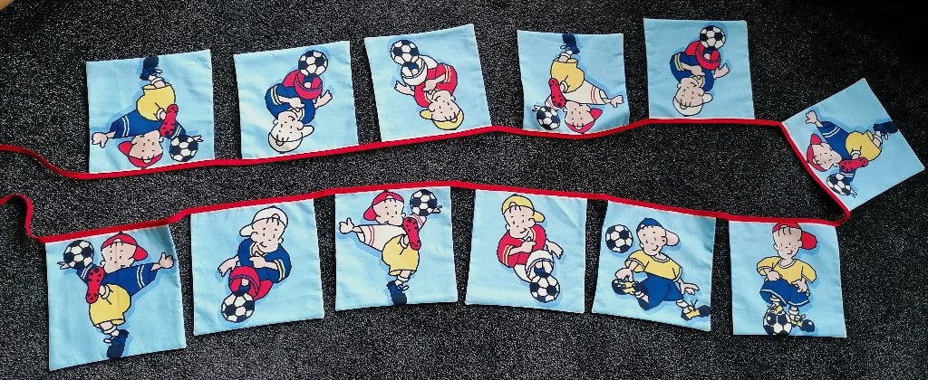 Voetbal vlaggenlijn met 12 fleurige vlaggen met voetballers., Hobby en Vrije tijd, Feestartikelen, Verzenden, Nieuw, Versiering
