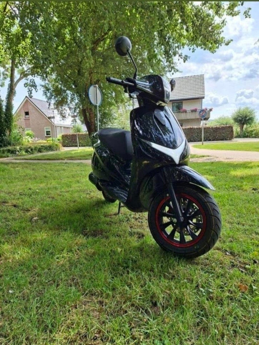 nette goede scooter bouwjaar 2025 eerste eigenaar, Fietsen en Brommers, Ophalen, Gebruikt