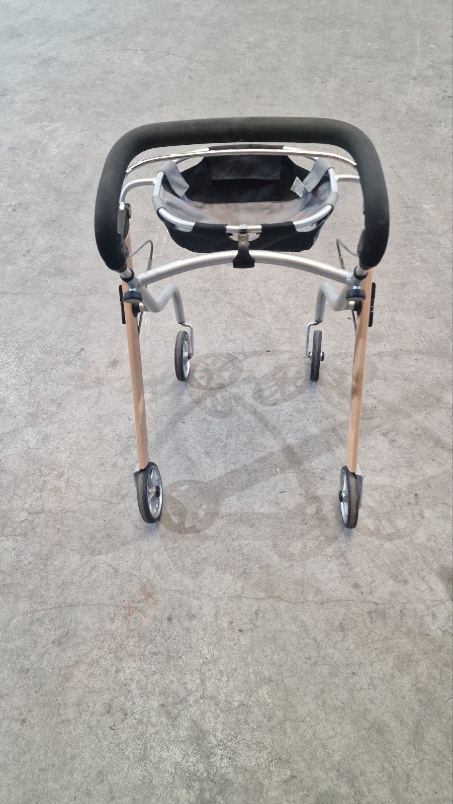 Rollator met tas rekje en rem, Ophalen of Verzenden