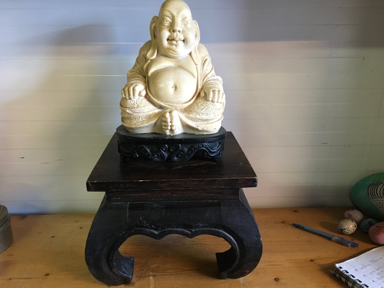 Dikbuik Boeddha beeld op opium tafeltje, Gebruikt, P, Steen/keramiek, P