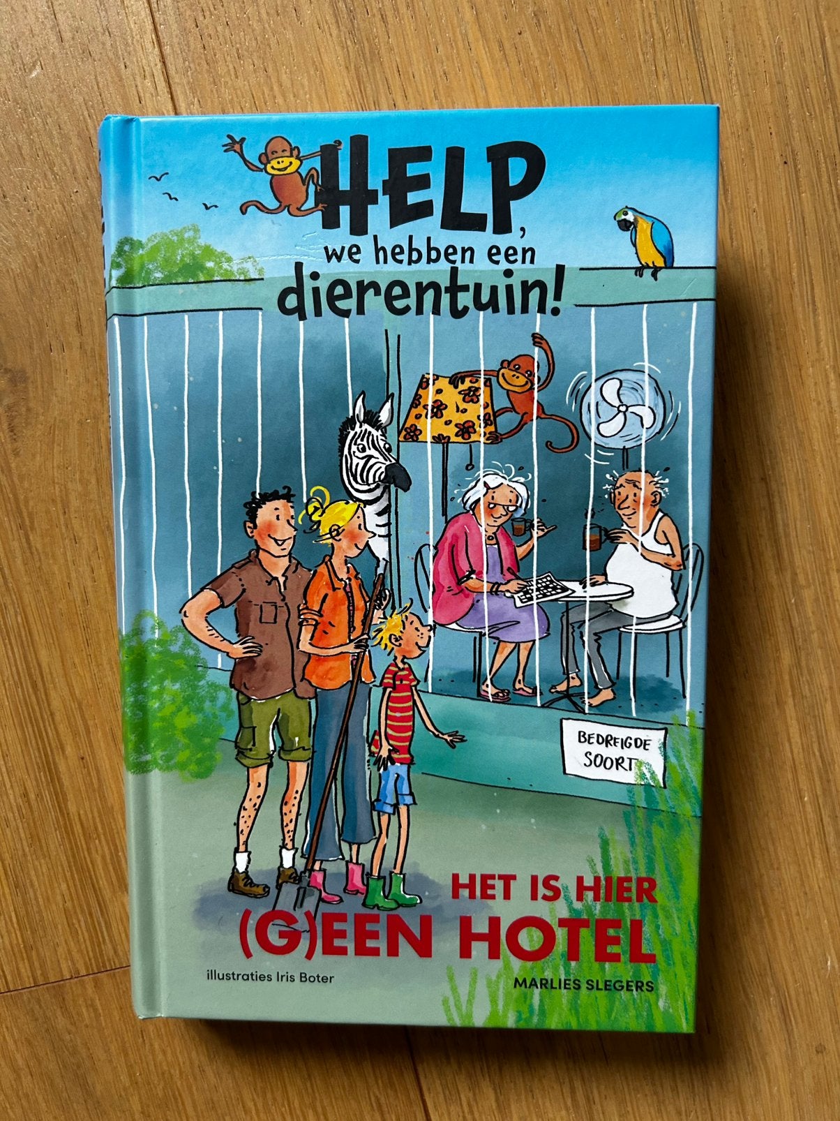 Boek ‘Help we hebben een dierentuin’, deel ‘…(g)een hotel’, Ophalen of Verzenden, Zo goed als nieuw, Fictie algemeen