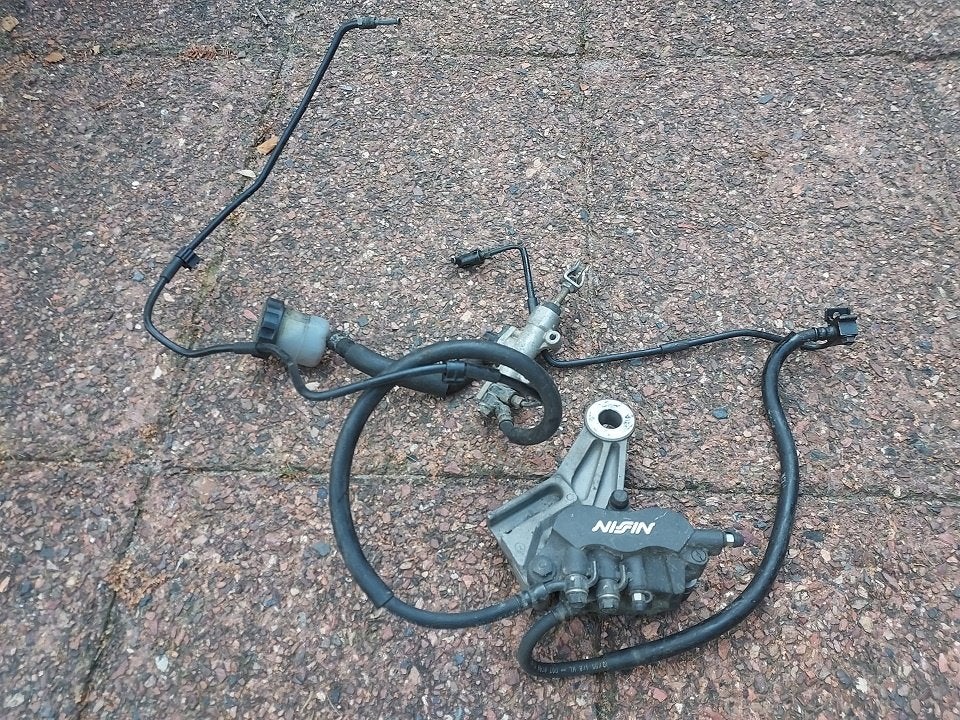 Honda XL1000V Varadero achterrem klauw met pomp compleet, Verzenden