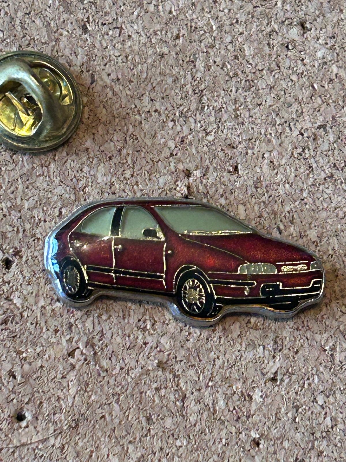 Vintage Auto Pin, Ophalen of Verzenden, Zo goed als nieuw, Transport, Speldje of Pin