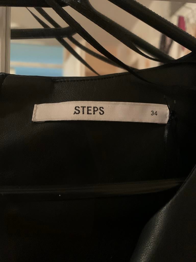 Steps Zwarte Leren Jurk Maat 34, Kleding | Dames, Jurken, Zwart, Ophalen of Verzenden, Zo goed als nieuw, Knielengte