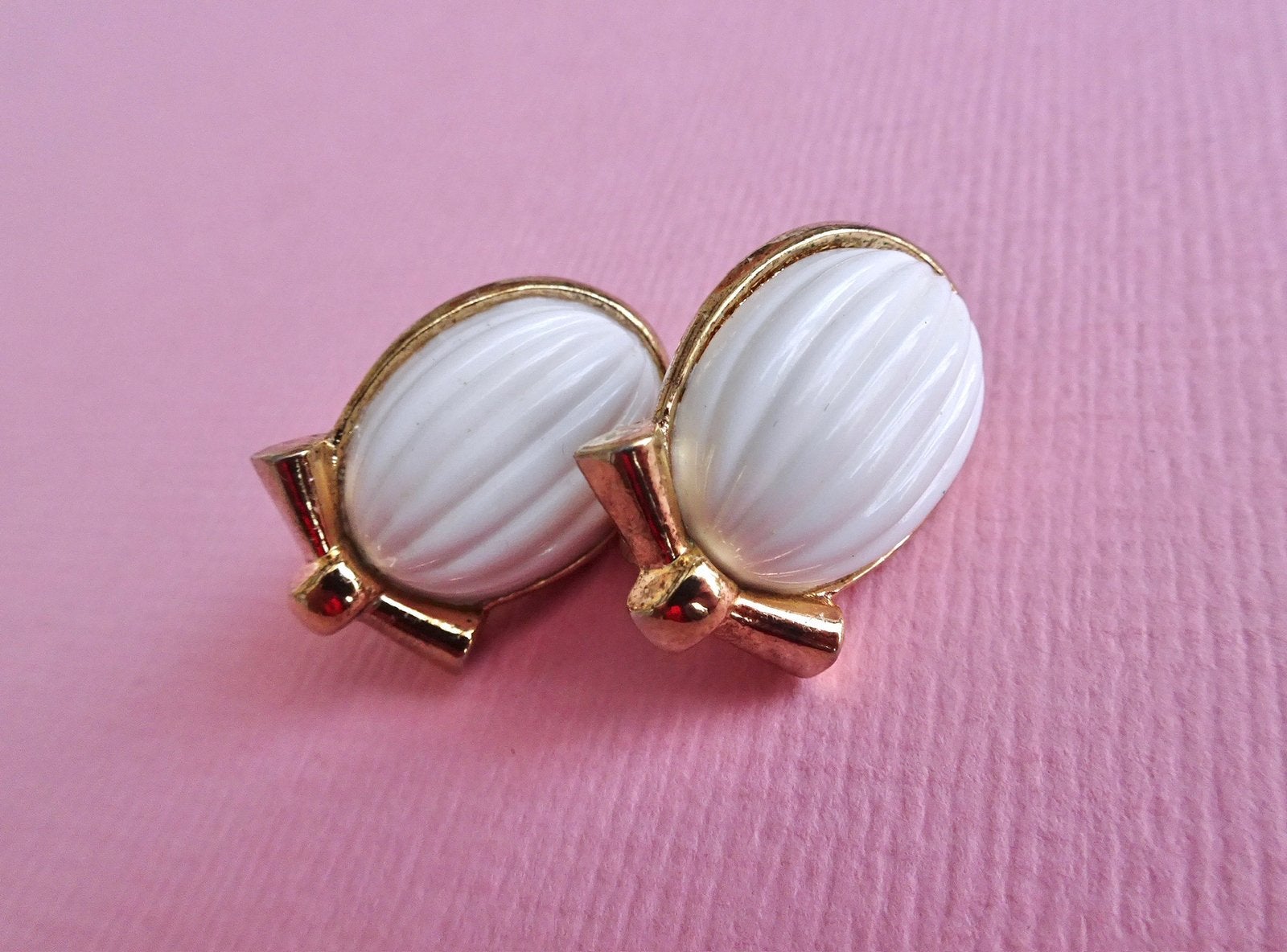 jwg Vintage 60s Trifari design oorbellen wit goud klr clips, Sieraden, Tassen en Uiterlijk, Antieke sieraden, Verzenden, Overige materialen