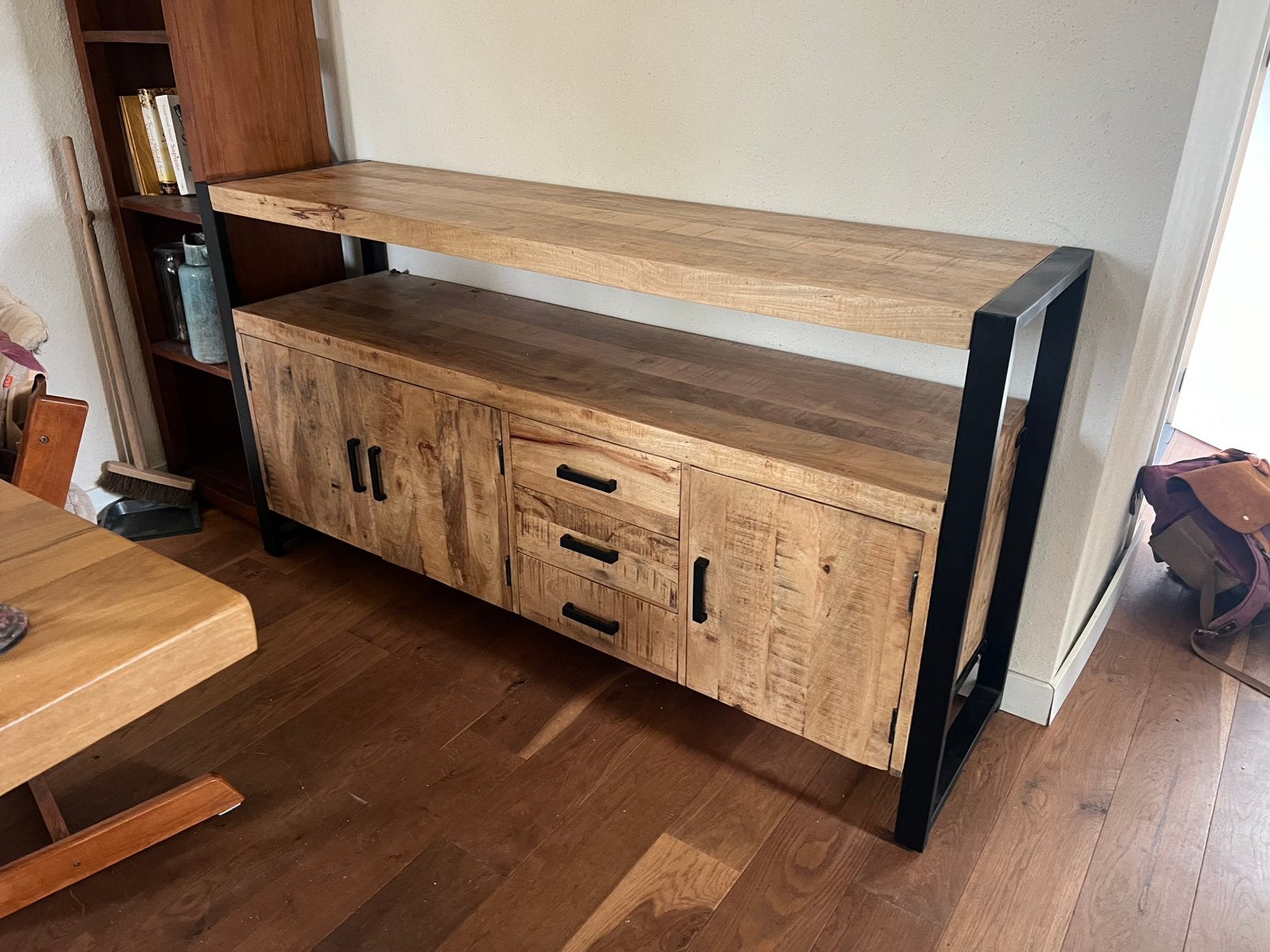 Mangohouten dressoir kast, 150 tot 200 cm, Ophalen of Verzenden, Zo goed als nieuw, 25 tot 50 cm