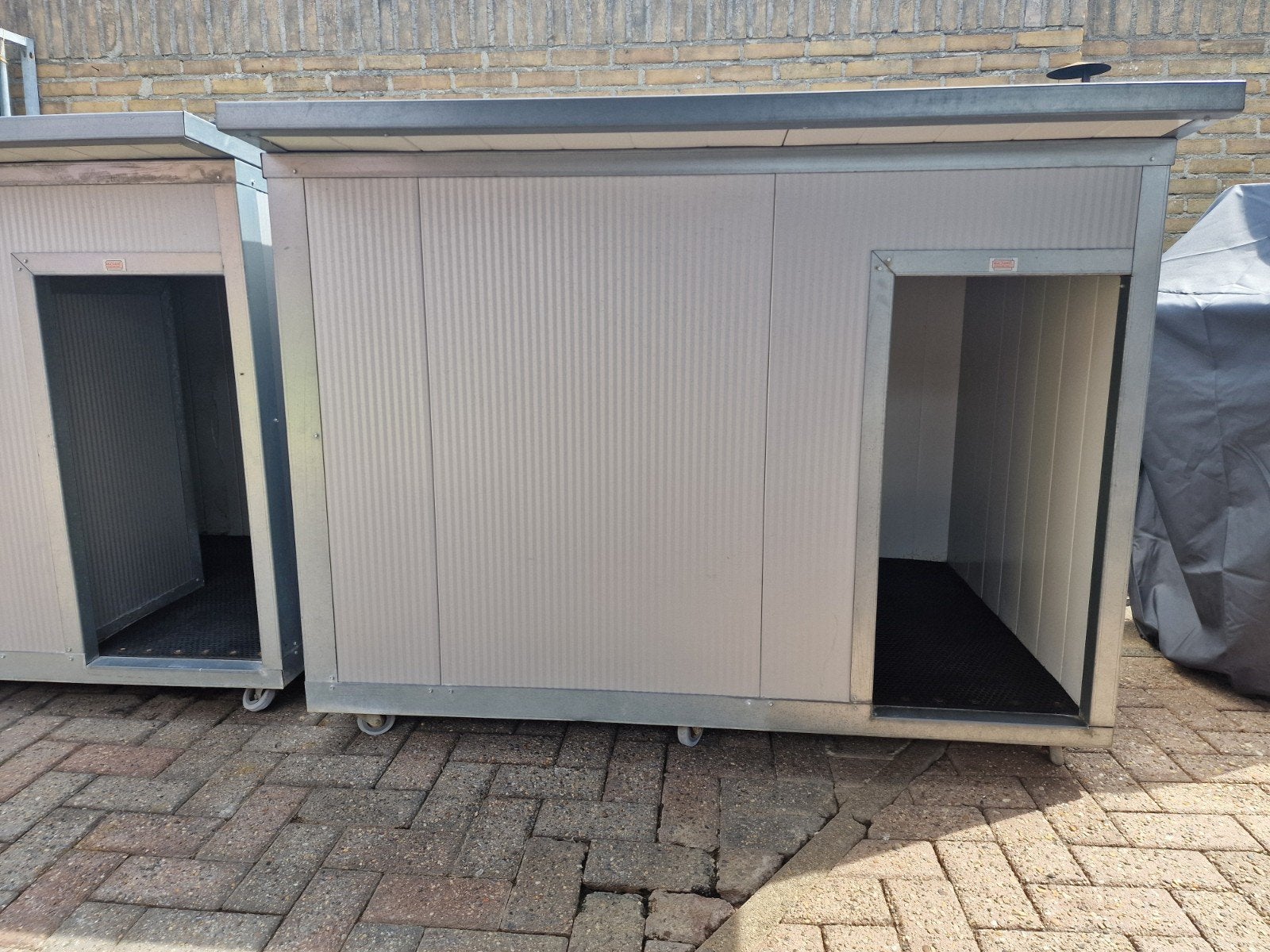 Geïsoleerd nachthok (macdaniël) € 600,-, Dieren en Toebehoren, Hondenhokken, Ophalen, 110 cm of meer, 100 cm of meer
