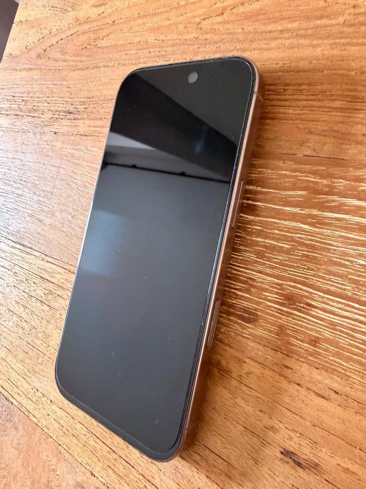 zo goed als nieuwe iPhone 16 pro, Telecommunicatie, Mobiele telefoons | Apple iPhone, 128 GB, Zo goed als nieuw, 93 %, Goud