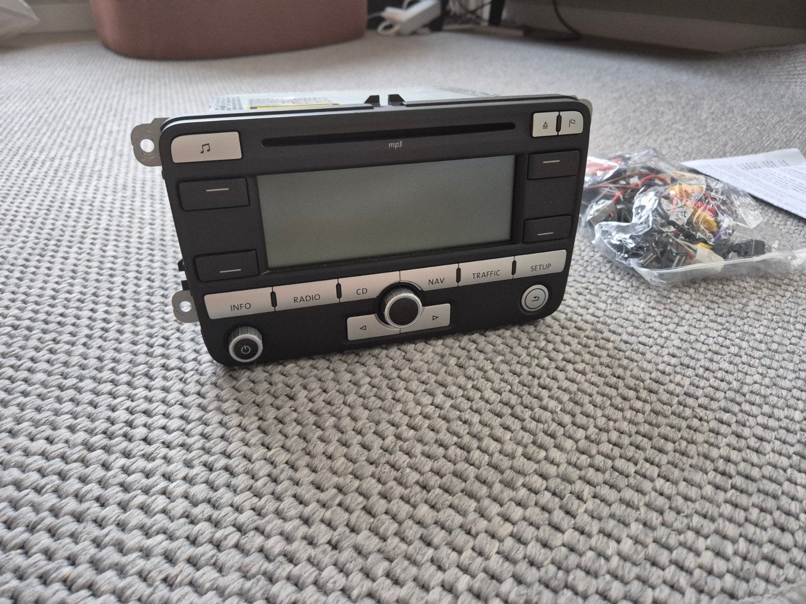 Autoradio volkswagen golf 5 met navigatie en diverse kabels, Auto diversen, Autoradio's, Ophalen of Verzenden, Gebruikt