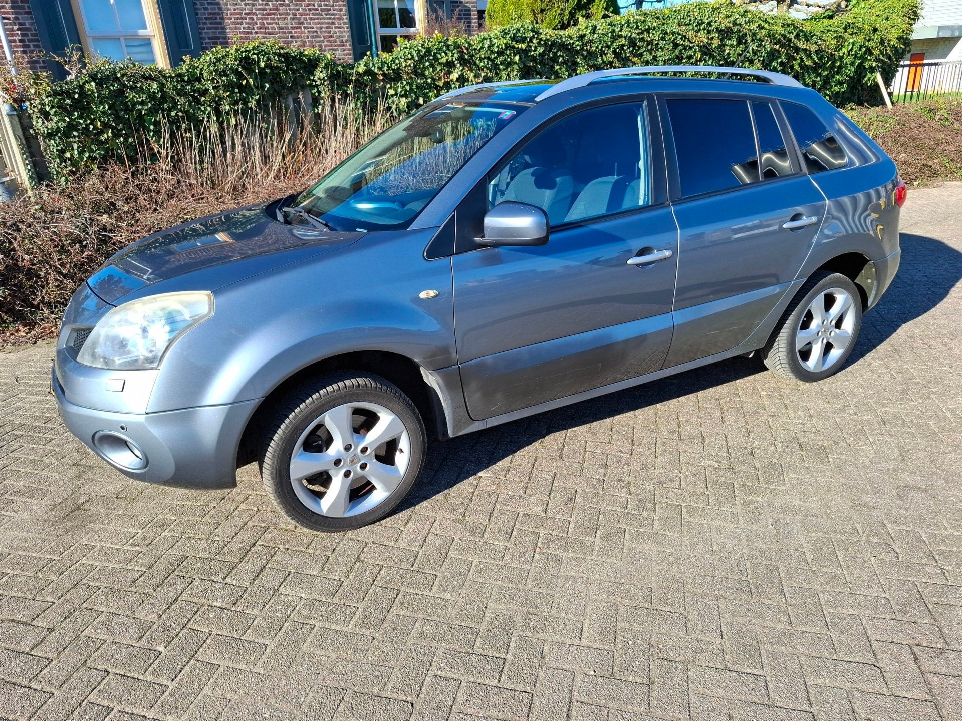 Renault Koleos 2.5 Dynamique Luxe nieuwe apk, Voorwielaandrijving, Gebruikt, Zwart, 4 cilinders