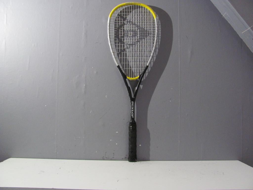 squash racket van Dunlop max attack,met goede bespanning, Sport en Fitness, Squash, Ophalen of Verzenden, Zo goed als nieuw, Racket
