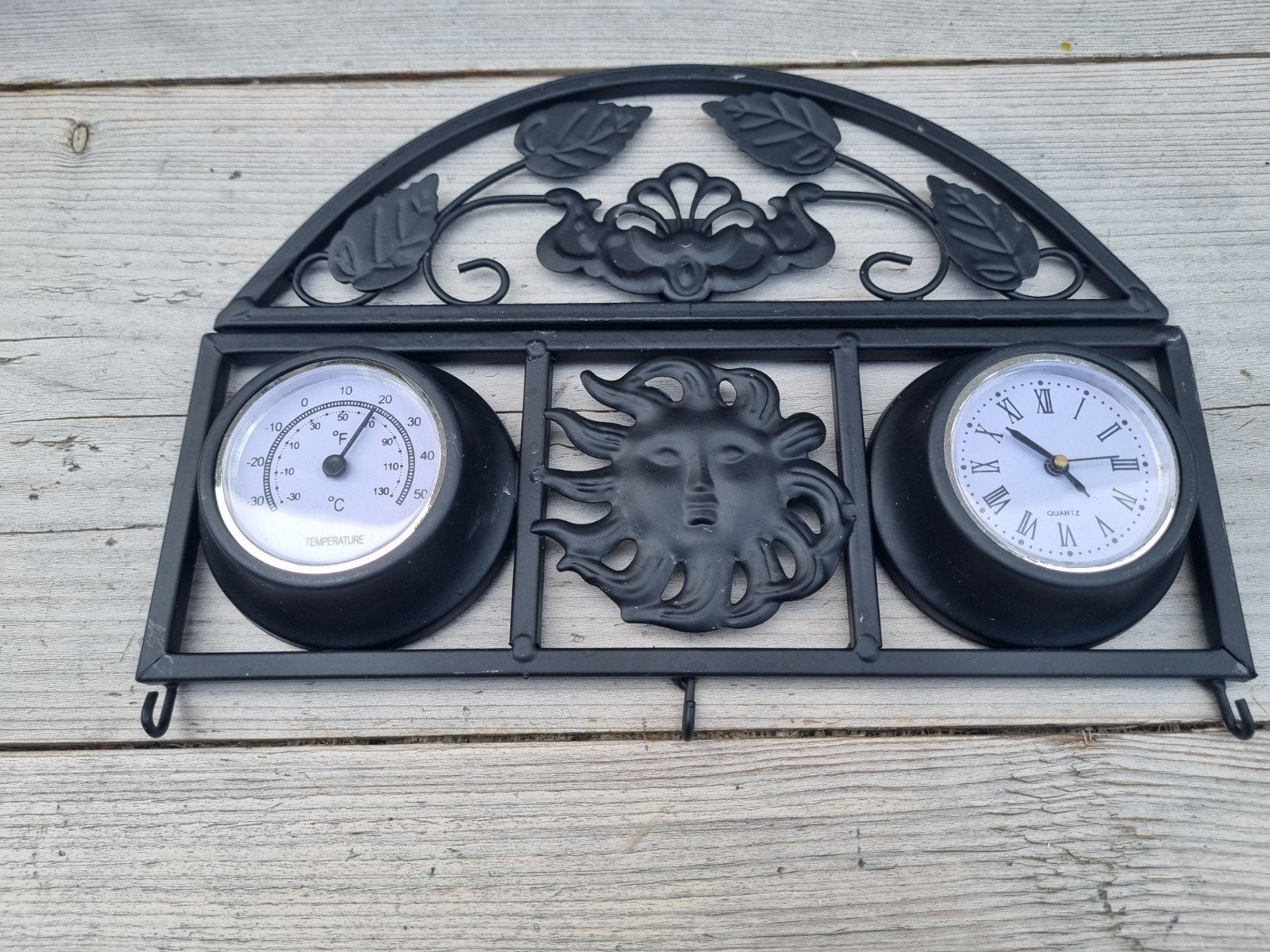 Wandklok met thermometer en zonnedesign, Ophalen of Verzenden, Zo goed als nieuw, Zwart, Wandklok