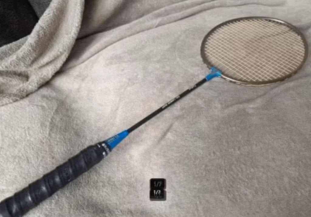 Yonex badmintonracket met klein scheurtje (geen last van), Sport en Fitness, Badminton, Gebruikt, Ophalen of Verzenden, Racket(s)