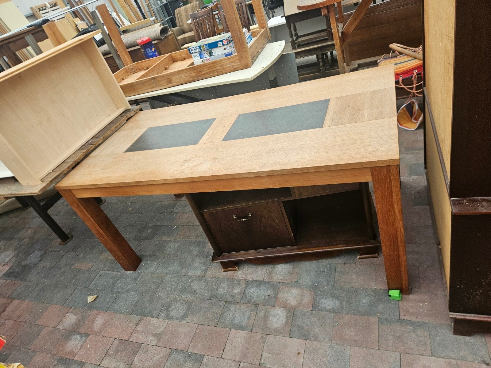 Robuuste houten tafel met ingelegd patroon, Huis en Inrichting, Tafels | Bijzettafels, Gebruikt, Rechthoekig, 60 cm of meer, Ophalen