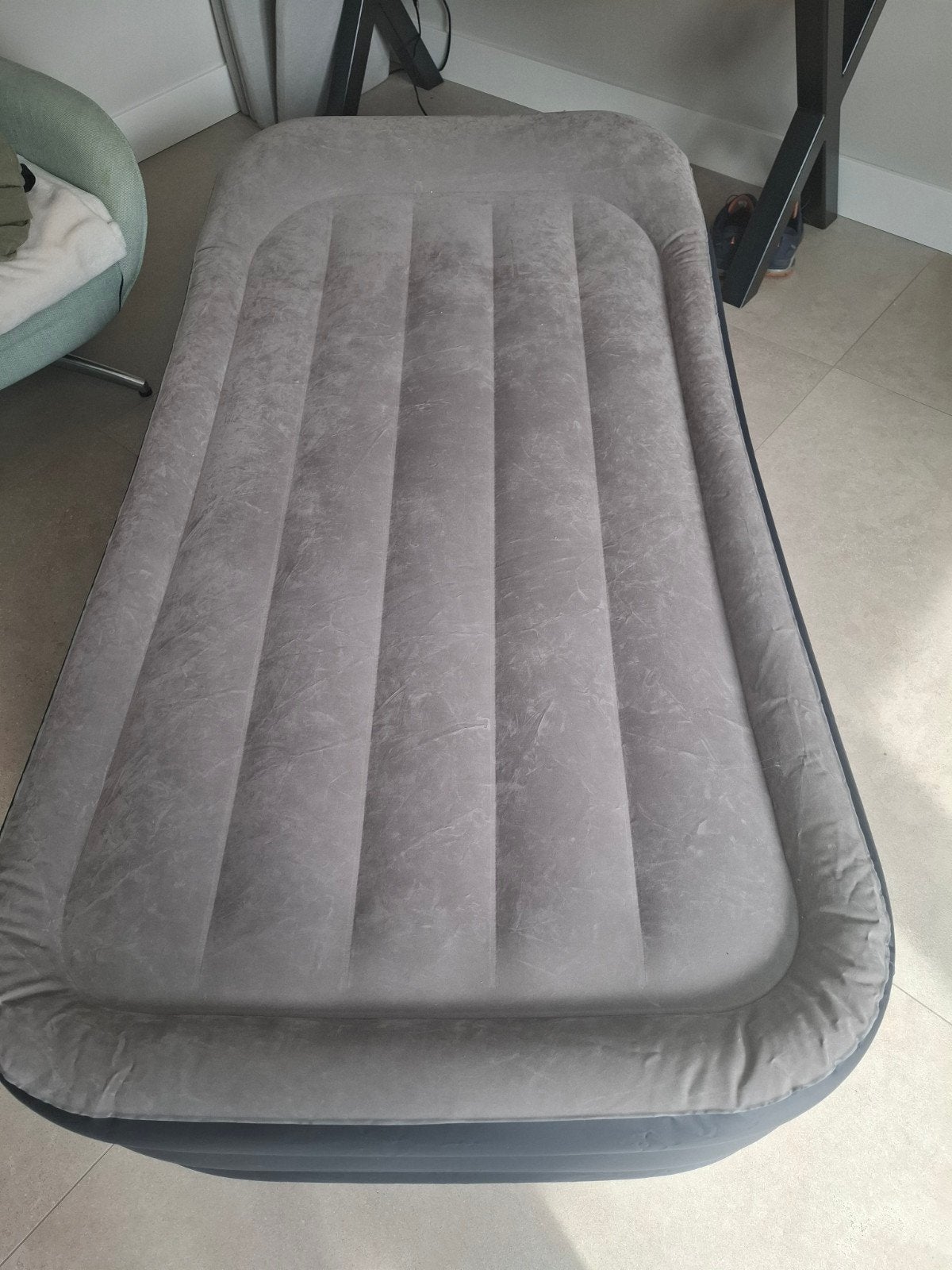 Intex 1-persoons opblaasbed met elektrische pomp, Ophalen of Verzenden, Ingebouwde pomp, Gebruikt, 1-persoons