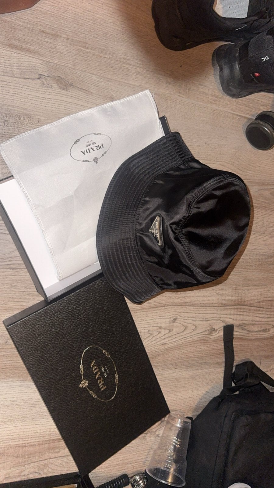 Prada Bucket Hat Zwart - Zo goed als nieuw, Kleding | Heren, Mutsen, Sjaals en Handschoenen, Ophalen of Verzenden, Zo goed als nieuw