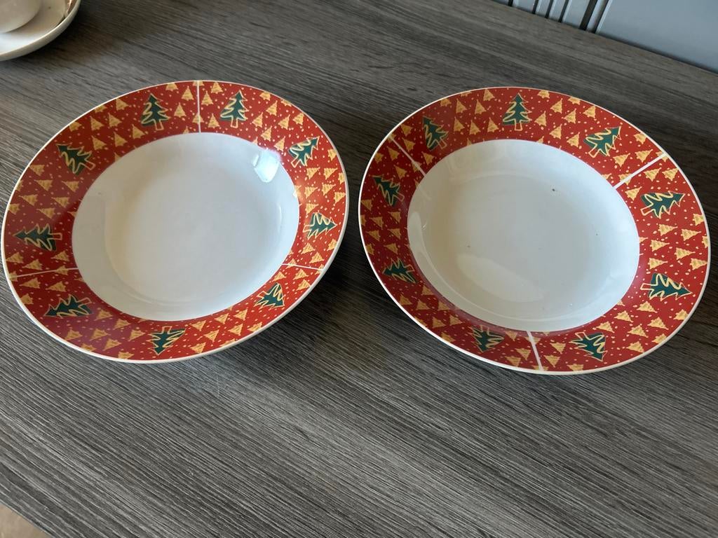 Kerstservies: 2 kommen, 2 kopjes, 1 bord - Feestelijk!, Keramiek, Ophalen of Verzenden, Zo goed als nieuw, Bord(en)