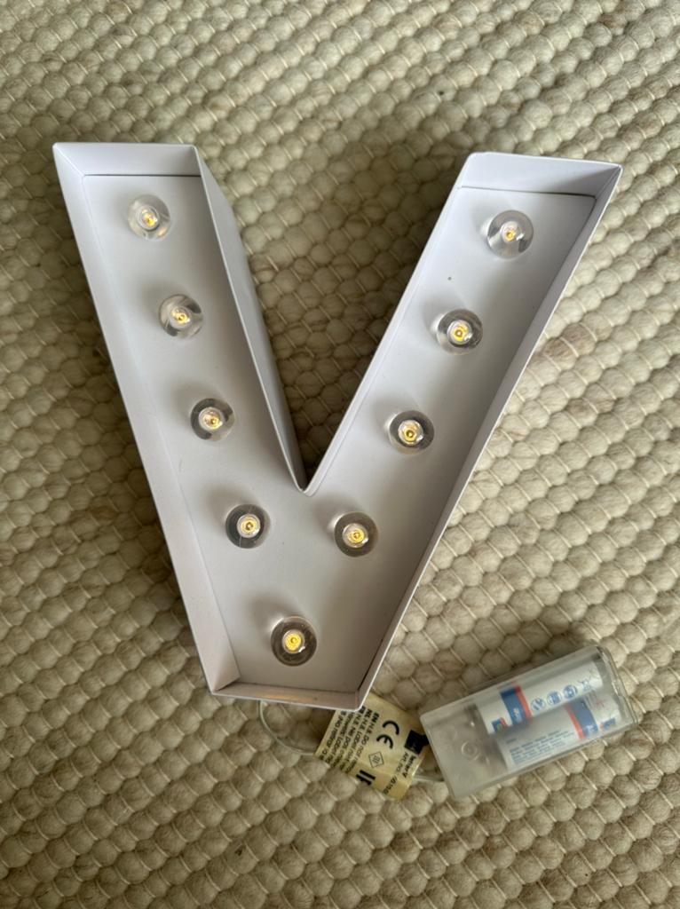 Letter V lamp, Huis en Inrichting, Ophalen of Verzenden, Zo goed als nieuw