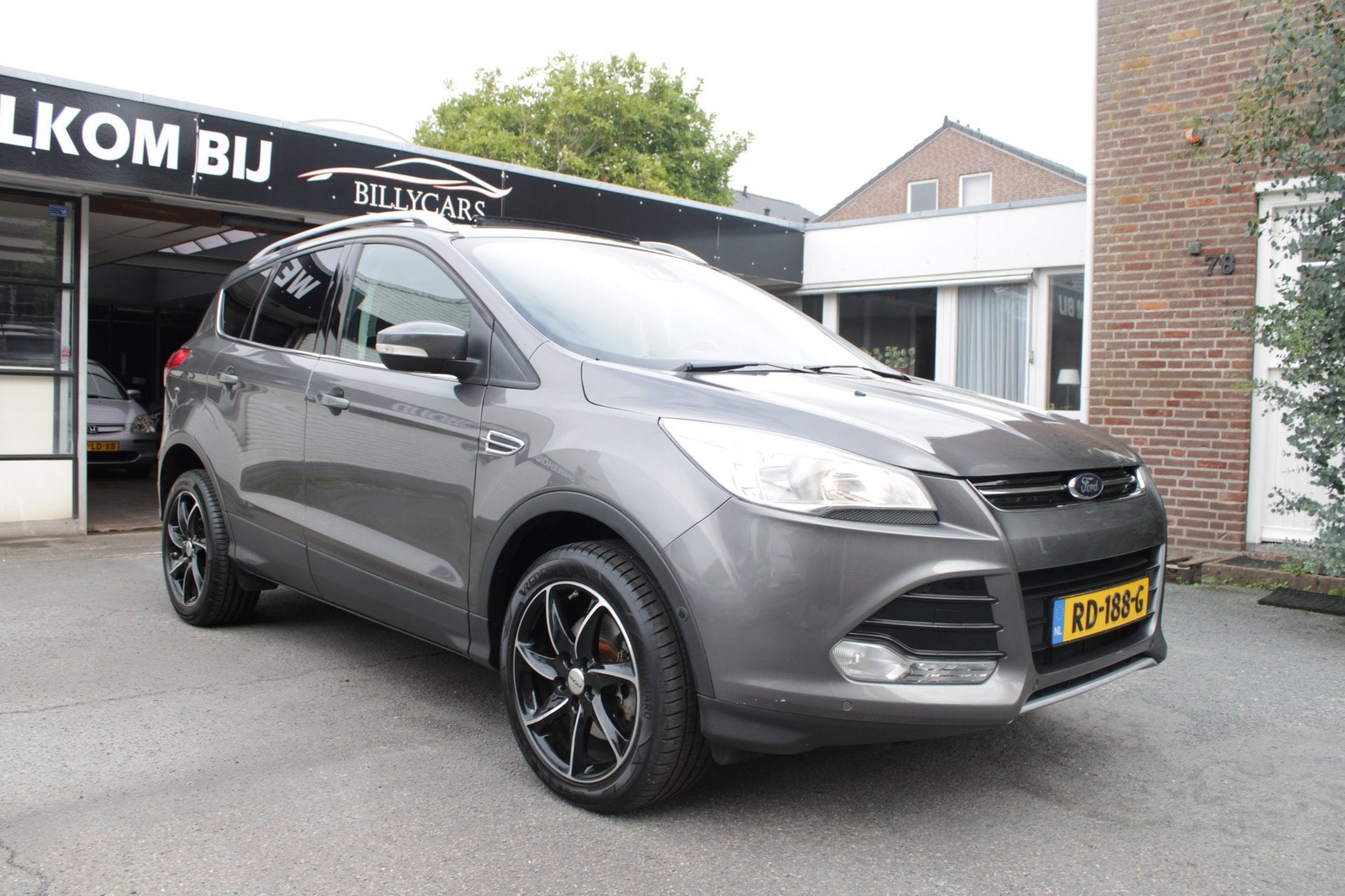 Ford Kuga 1.6 Titanium Plus 4WD / AUTOMAAT / PANO / Camera /, Auto's, Gebruikt, Zwart, 4 cilinders, Leder