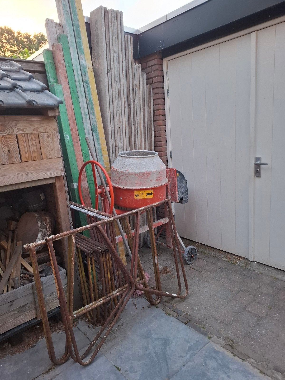 Betonmolen, profielen, steigerplanken en schragen, Doe-het-zelf en Verbouw, Steigers, Ophalen, Gebruikt, Rolsteiger of Kamersteiger
