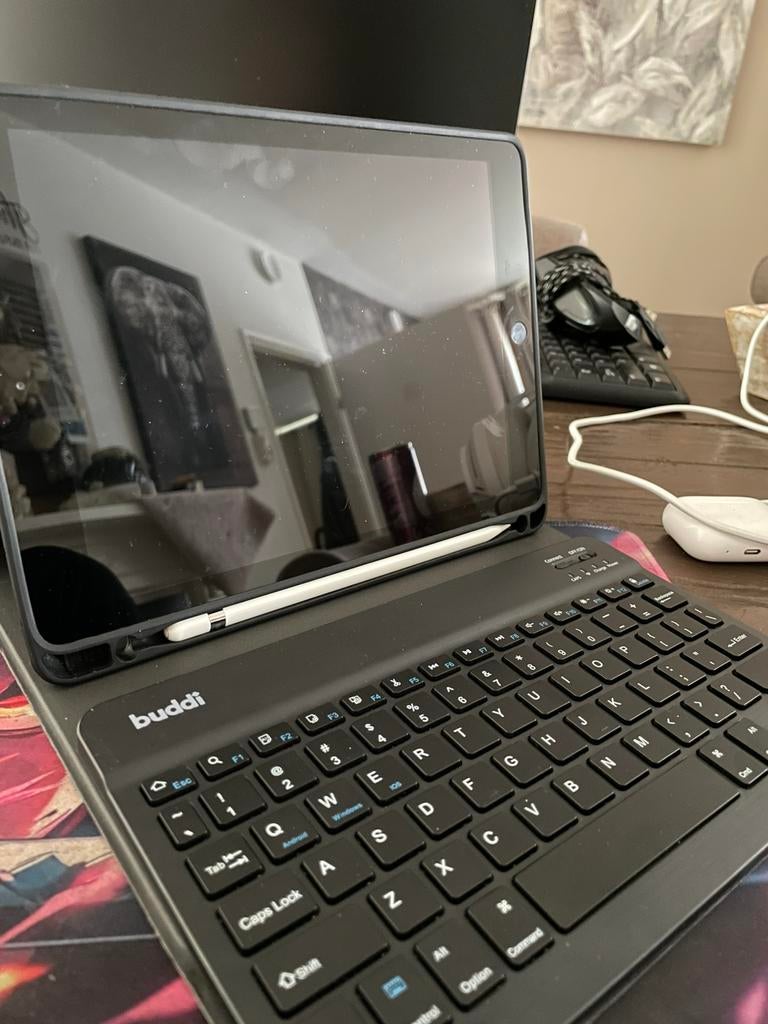 Ipad gen 6 + apple pen en toetsenbord “niet van apple”, Ophalen of Verzenden, Zo goed als nieuw